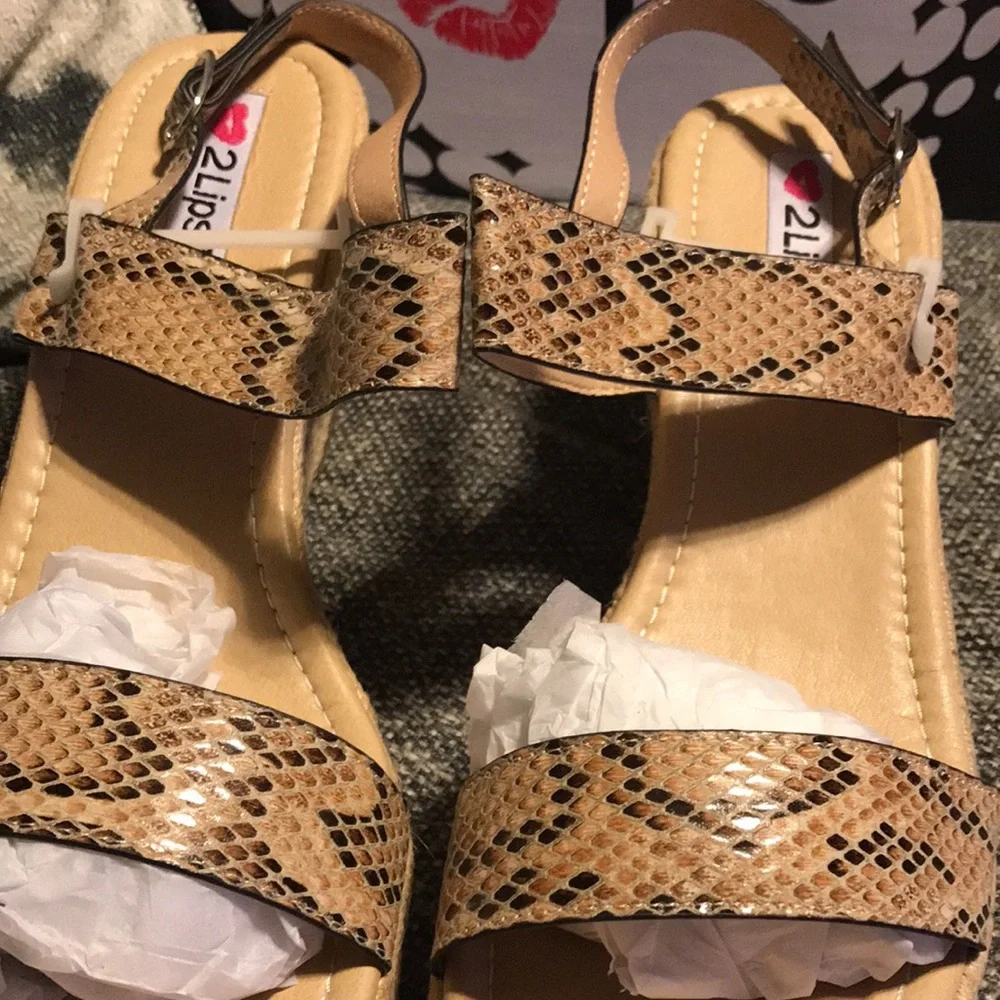 NWT Two Lips Too Beckie Wedges